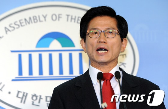김문수 경기도지사가 22일 오전 서울 여의도 국회 정론관에서 새누리당 제18대 대선후보 경선 출마를 선언하고 있다. © News1 양동욱 기자