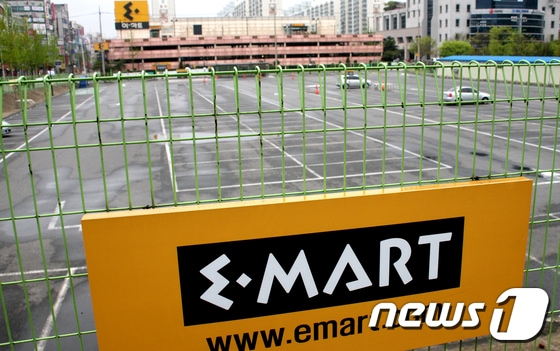 22일 전북 전주지역 대형마트 6곳이 일제히 의무휴업에 동참했다. 사진은 문닫은 이마트 주차장./사진=전주시청 제공© News1 