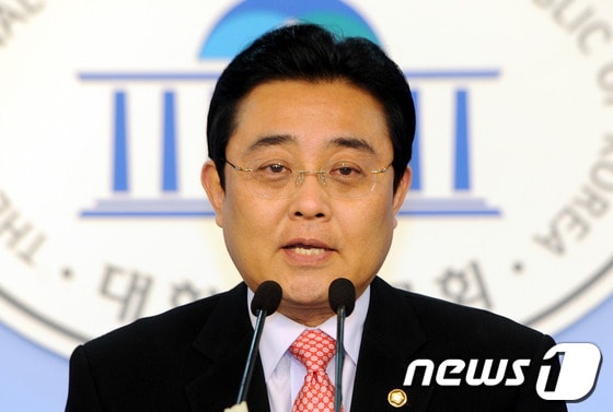 민주통합당 원내대표 경선 출마를 선언한 전병헌 의원이 22일 오전 서울 여의도 국회 정론관에서 MB실정심판 5대청문회 추진 등 19대국회 실천추진과제를 제시하고 있다. 2012.4.22/뉴스1 © News1 양동욱 기자