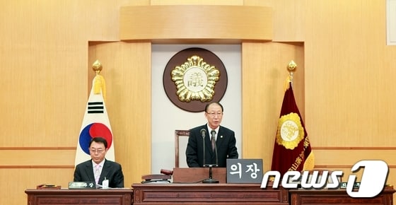 울산 동구의회 장만복 의장이 23일 열린 제122회 임시회에서 개회사를 하고 있다. © News1
