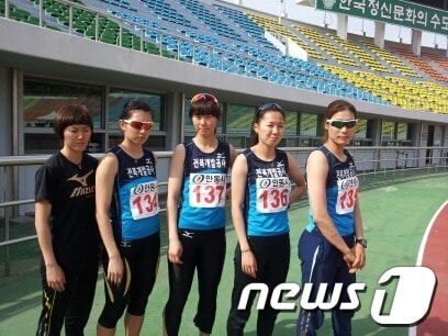 전북개발공사 여자육상팀이 경북 안동에서 열린 16회 전국실업육상선수권대회에 출천해 대회 첫날 금메달 1개, 동메달 2개를 목에 걸며 전북 여자 육상의 희망으로 떠오르고 있다../사진제공=전북개발공사© News1 