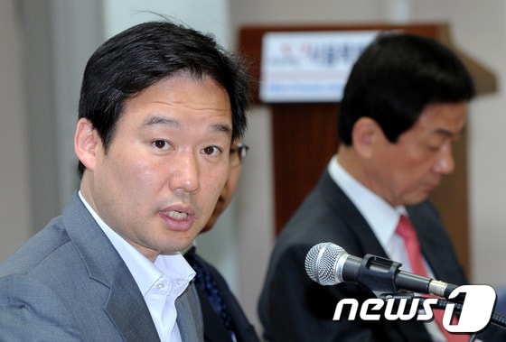                                                                              신지호 새누리당 김문수 경선후보 캠프 공동선대본부장. 2012.4.25/뉴스1 © News1 박정호 기자