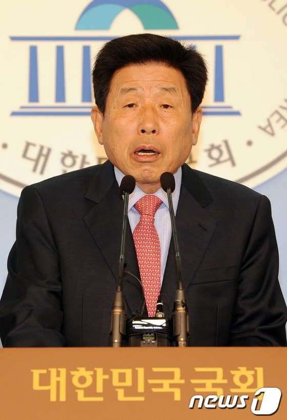 민주통합당 유인태 19대 총선 당선자가 25일 서울 여의도 국회의사당 정론관에서 원내대표 출마선언을 하고 있다. 현재 원내대표 경선출마를 공식선언한 주자는 이낙연, 박기춘, 전병헌 의원과 유인태 당선자 등 4명이다. 2012.4.25/뉴스1 © News1 이종덕 기자