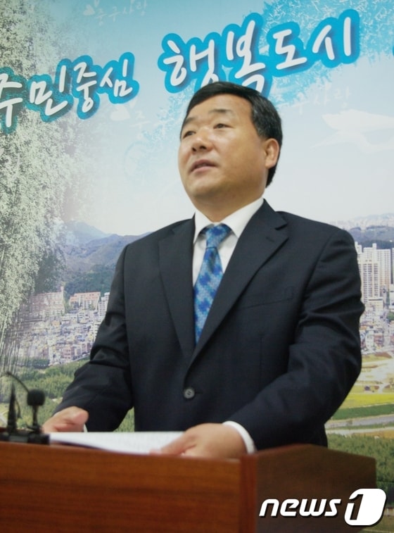 취임 1주년을 맞은 박성민 울산 중구청장이 25일 오전 중구청 프레스센터에서 기자회견을 갖고 민선4기(5대) 1년 주요성과를 설명하고 있다. © News1 변의현 기자