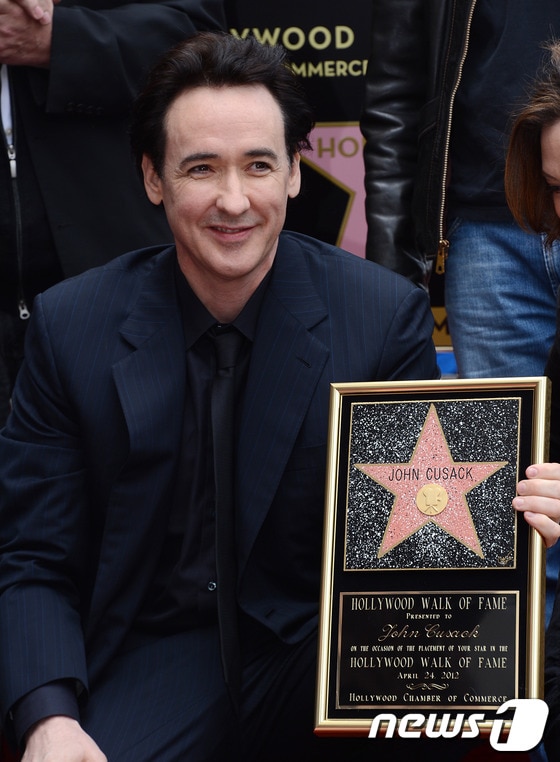 명예의 거리에 이름 등재한 존 쿠삭 ©AFP= News1  