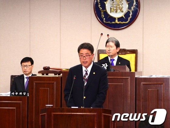 울산시 울주군의회는 25일 열린 제128회 임시회 제1차 본회의에서 이순걸 부의장이 대표 발의한 ‘광역시 구·군의회 폐지 지방자치제도 개편안 철회 촉구 결의안’을 만장일치로 채택했다. 이순걸 부의장이 결의안을 낭독하고 있다. © News1 