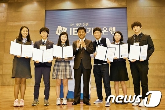 IBK기업은행은 25일 서울 중구 을지로 본점에서 올해 조기 채용한 특성화고 3학년 110명에게 합격증서를 수여했다. 사진은 조준희 은행장이 채용된 특성화고 학생들과 기념 촬영하는 모습.© News1  