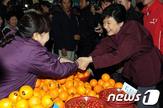 새누리당 박근혜 비대위원장이 25일 오후 충북 청주 육거리시장을 방문해 상인과 반갑게 인사나누고 있다.2012.4.25/뉴스1 © News1 이광호 기자