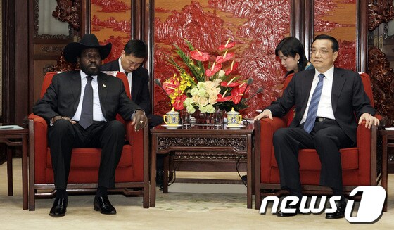 살바 키르 남수단 대통령(좌)와 리커창 중국 부총리.© AFP=News1