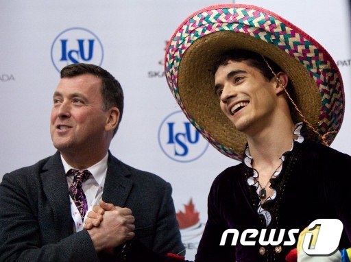 지난해 10월 제자인 하비에르 페르난데스&#40;스페인&#41;와 함께 한 브라이언 오서 코치&#40;왼쪽&#41; © AFP=News1  