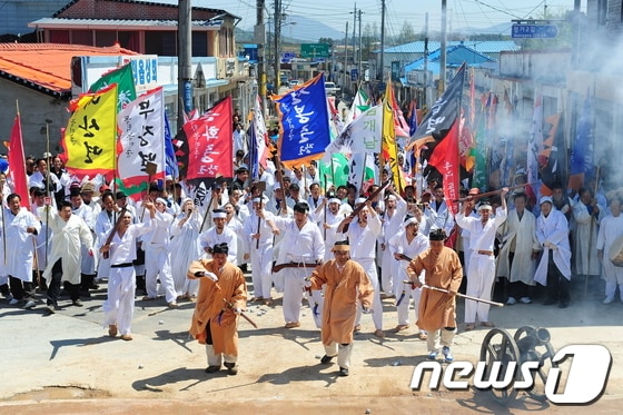 동학농민혁명 제118주년 출정기념식이 26일 전북 고창에서 개최됐다. 참가자들이 무장읍성을 무혈입성하는 장면을 재현하고 있다./사진제공=고창군© News1 박제철