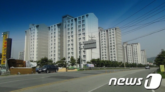 경남 함안군 칠원면 구성리 일대에 LH공사가 건립 중인 국민임대주택. 8월 입주를 앞두고 예비 입주자들을 모집하고 있다. © News1 김동출 기자