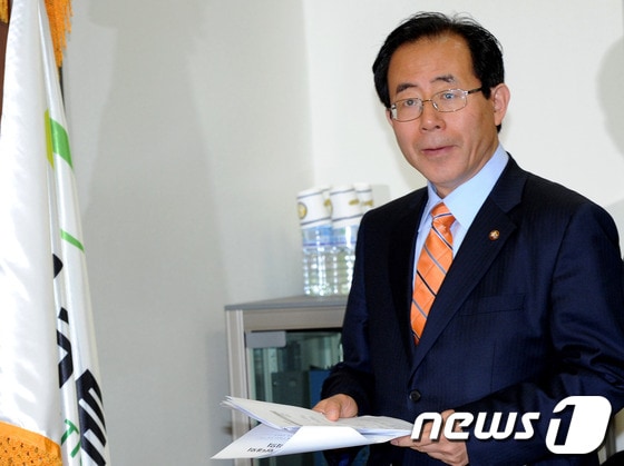 민주통합당 김성곤 전당대회 준비위원장이 27일 오전 서울 여의도 국회 당대표실에서 열린 임시전국대의원대회 준비위원회 1차 회의에 참석하고 있다. 2012.4.27/뉴스1 © News1 박정호 기자