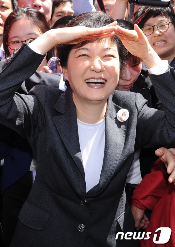 새누리당 박근혜 비상대책위원장이 지난 달 27일 오후 부산 부전시장을 방문해 상인 및 시민들과 반갑게 인사를 나누며 손으로 햇빛을 가리고 있다.  2012.4.27/뉴스1 © News1 양동욱 기자