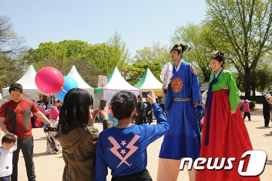 제82회 춘향제가 열리고 있는 광한루원에서 전통혼례식이 재연되고 있다./사진=남원시청 제공© News1