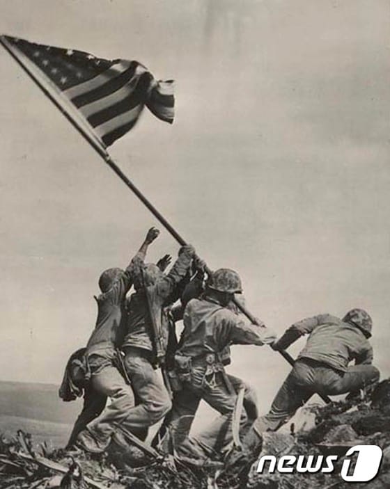 이오지마 전투 당시 성조기를 꽂고 있는 미군.© AFP=News1 