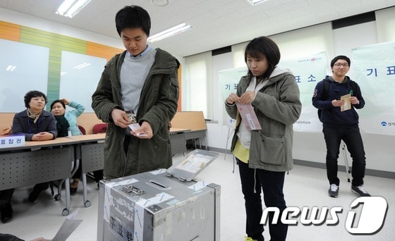 4.11 총선 부재자 투표가 시작된 5일 서울 안암동 고려대학교 4.18기념관에 마련된 투표소에서 학생들이 투표를 하고 있다. © News1 허경 기자