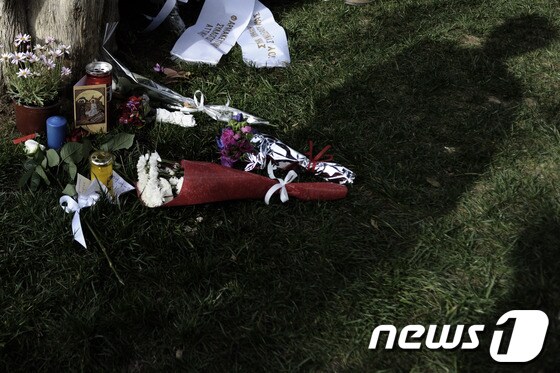 그리스 아테네 신티그마 광장에서 자살한 연금수령자 추모 현장.© AFP=News1