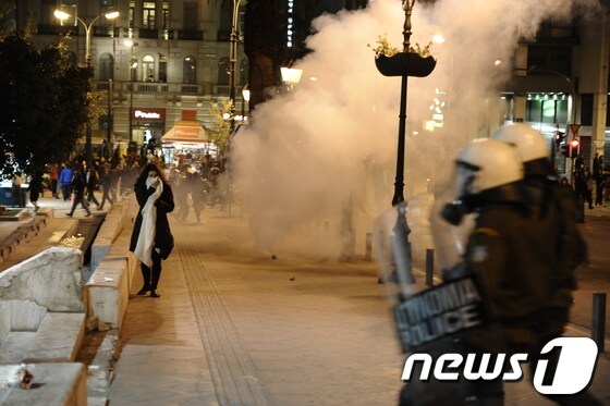 정부 긴축에 반대하는 시위대와 대치하는 경찰.© AFP=News1