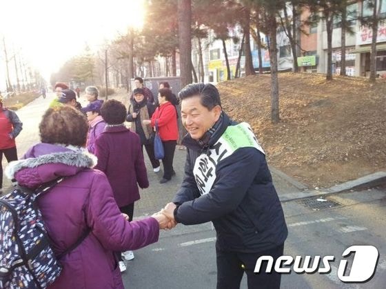 인천 계양갑에 출마한 민주통합당 신학용 후보가 지역구 거리유세에 나서 유권자에게 악수를 청하며 지지를 호소하고 있다.© News1