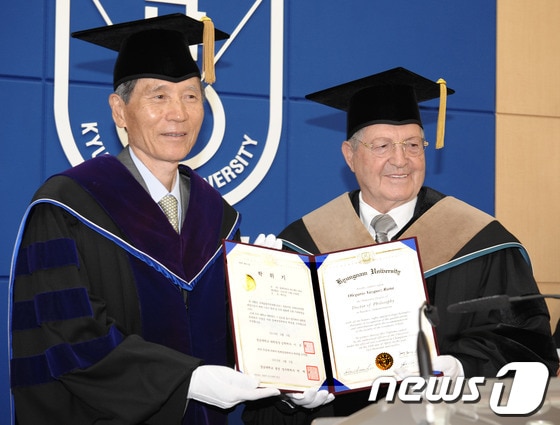 경남대 박재규 총장으로부터 명예경영학박사학위를 수여받는 올레가리오 바스께스 라냐 회장(사진 오른쪽).© News1