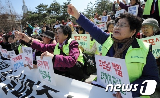 지난해 4.11 총선을 앞둔 6일 서울 구로구 구로리 공원에서 열린 '국적회복동포 지원특별법 제정과 중국동포 처우개선 촉구 집회'에서 한국국적을 회복한 중국동포 1세들이 구호를 외치고 있다. 이들은