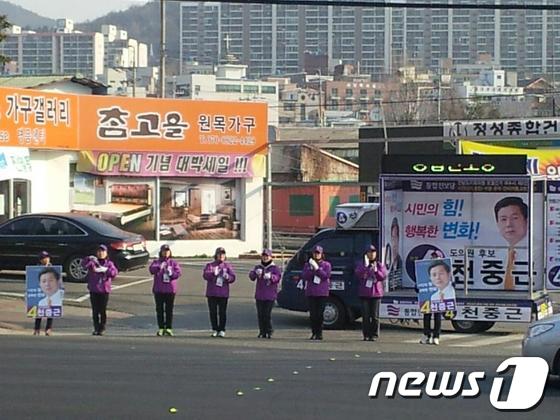 여수 6선거구에 출마한 천중근 후보가 6일 아침 둔덕 주공 아파트 앞에서 유세전을 벌이고 있다.© News1 장봉현 기자