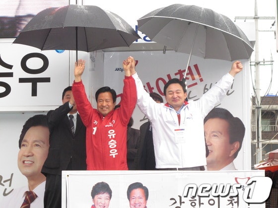 새누리당 유승우 후보(경기 이천)가 원희룡 의원과 함께 지지를 호소하고 있다. /사진제공=유승우선본 © News1 