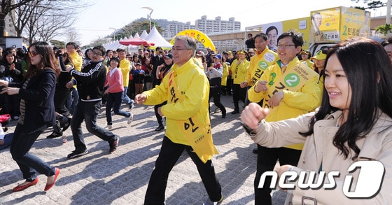 4.11 총선 선거운동 마지막 주말을 맞은 7일 오후 민주통합당 문재인 후보(부산 사상)가 경남 김해시 대성동 가야문화축제장 인근에서 민홍철 후보와 김경수 후보의 지원유세를 음악에 맞춰 율동을 하고 있다. 이날 새누리당 박근혜 중앙선대위원장은 비슷한 시간, 장소에서 김정권 후보와 김태호 후보의 지원유세를 열었다. © News1 양동욱 기자