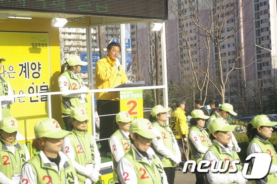 7일 민주통합당 계양갑 신학용 후보가 작전동 이마트 앞 삼거리에서 유권자에게 지지를 호소하고 있다. © News1