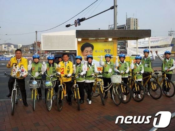 8일 인천 계양갑 야권 단일후보인 민주통합당 신학용 의원은 4·11 총선이 3일 남은 마지막 일요일, ‘노란 자전거 유세단’꾸려 지역 내 골목을 돌며 유권자에게 막판 지지를 호소하고 나섰다.© News1 