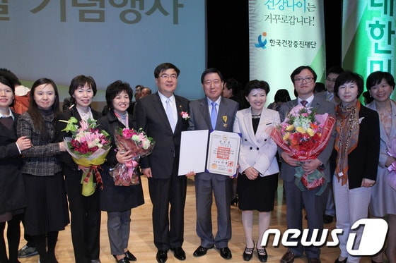 제40일 보건의 날 기념행사에서 국민훈장 석류장을 수훈한 경북 안동의료원 신현수 원장/사진제공=안동의료원 © News1 