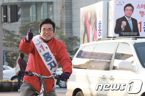 8일 대구 달서갑 새누리당 홍지만후보는 자전거를 타고 유권자들에게 지지를 호소하고 있다© News1 