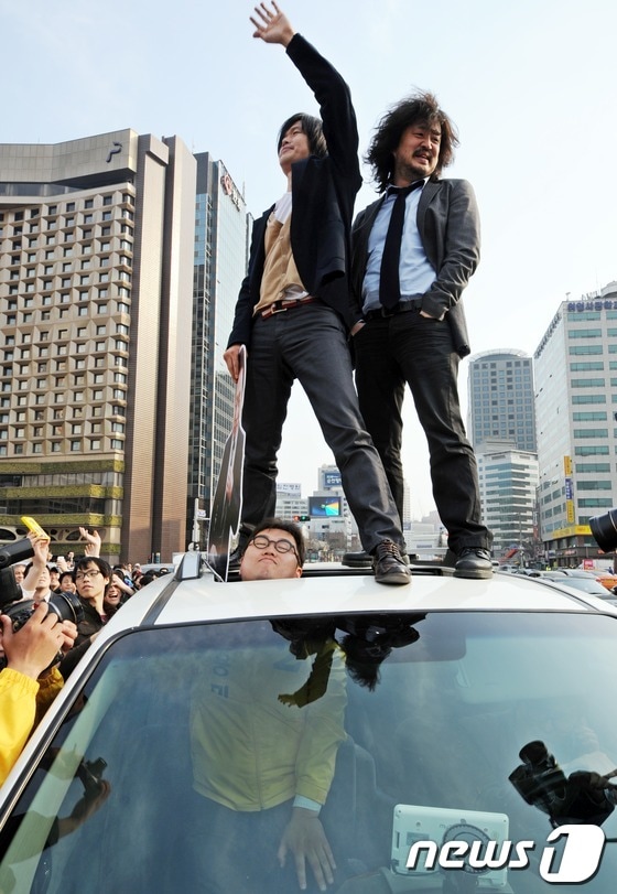 총선 완주 의사를 밝힌 민주통합당 김용민 후보와 나꼼수 멤버.  © News1 허경 기자