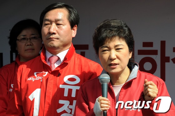 새누리당 박근혜 중앙선대위원장이 경기 김포시에서 유정복 후보 지지를 호소하고 있다. © News1 이광호 기자