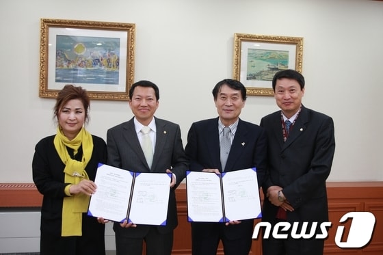 하정웅 선생(오른쪽에서 두번째)이 지난 5일 광주교대에서 문화예술 및 교육발전을 위한 협약을 체결했다. /사진제공=광주교대 © News1 