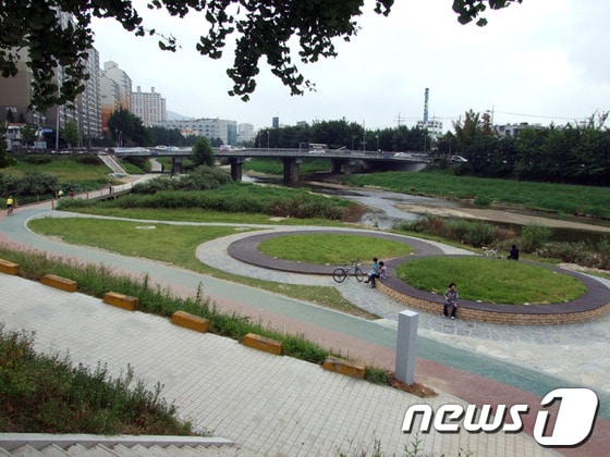 안양천과 학의천이 만나는 쌍개울이 아름다운 자태를 뽐내고 있다. / 사진제공=안양시 © News1 