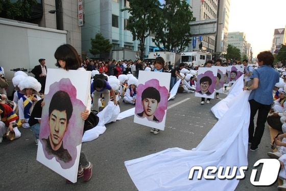 2011년 5·18 31주년 본행사 길놀이© News1 김태성 기자 