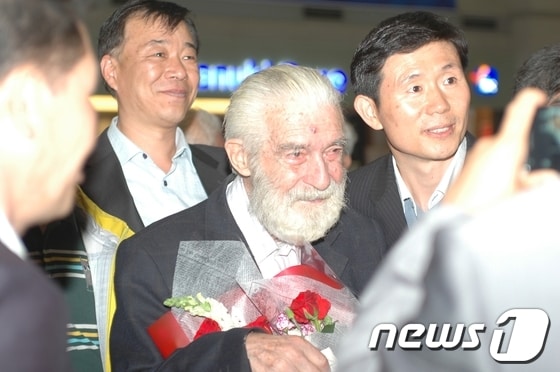 살레시오고 졸업생들의 뜨거운 환영을 받고 있는 원선오 신부./사진제공=남수단어린이장학회© News1