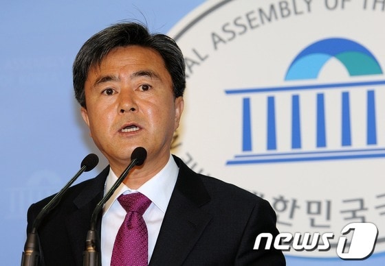 김태흠 새누리당 대표최고위원후보가 10일 서울 여의도 국회의사당 정론관에서 기자회견을 하고 있다. 김 의원은 &#39;초선의원 최고위 참여 의무화, 주요당직자 원외인사배정&#39;등의 공약을 발표했다.2012.5.10/뉴스1 © News1   이종덕 기자