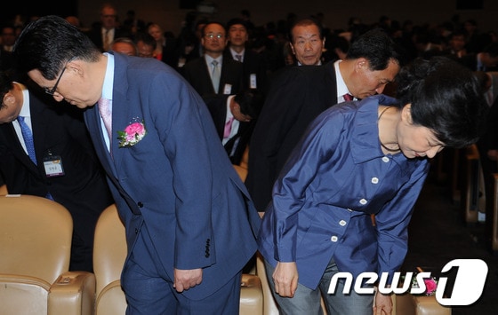 지난 10일 오전 서울 강남구 코엑스 오디토리움에서 열린 '제1회 유권자의 날 기념식'에서 새누리당 박근혜 비상대책위원장과 민주통합당 박지원 비상대책위원장이 자리에 앉고 있다. 2012.5.10/뉴스1 © News1 송원영 기자