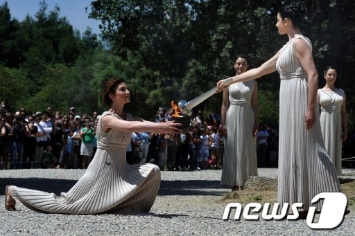 그리스 아테네 헤라신전에서 9일(현지시간) '여사제'들이 런던올림픽 성화 채화 리허설을 하고 있다. © AFP=News1