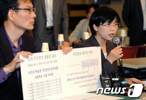 통합진보당 이정희 공동대표와 김승교 선관위원장이 10일 오후 동작구 대방동 서울여성플라자에서 기자회견을 갖고 '유령당원 의혹의 진실'이라며 조준호 공동대표가 제기한 동일 주민번호 뒷자리 의혹에 대해 설명하고 있다. 2012.5.10/뉴스1 © News1 박정호 기자