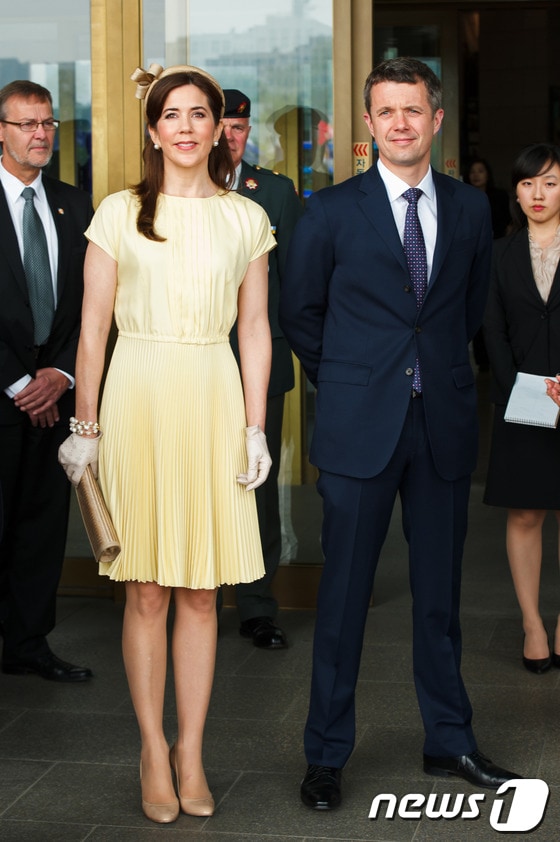 덴마크 왕세자 프레데릭 크리스티안과 왕세자비 메리 도널드슨 부부가 지난 10일 서울 용산구 전쟁기념관에서 6·25 참전 기념비에 헌화한 후 전쟁기념관을 둘러보고 있다. © News1 