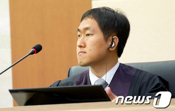 국내 첫 시각장애인 판사로 임용된 최영 서울북부지법 판사가 11일 오전 서울 도봉 서울북부지방법원 민사중법정에서 공개재판을 하고 있다. © News1 이명근 기자