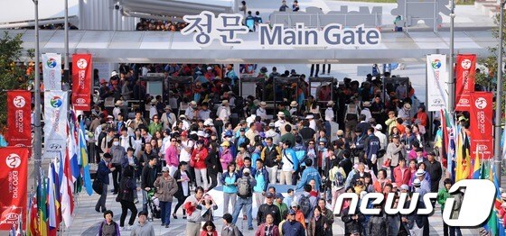 5월 12일부터 여수시에서 '살아있는 바다, 숨쉬는 연안'을 주제로 93일간의 대장정에 들어간 2012 여수세계박람회 개장일에 관람객들이 입장하고 있다. © News1 박철중 기자