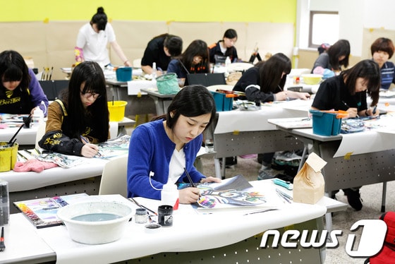 울산대학교 디자인대가 주최하는 ‘제31회 전국고교생디자인․미술실기대회’가 12일 교내 예술관에서 열려 전국 633명의 학생들이 경연을 펼치고 있다. (울산대학교 제공) © News1