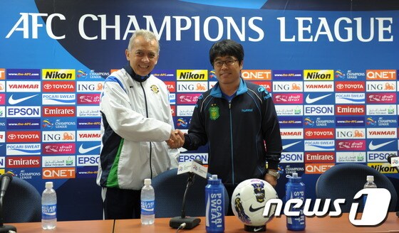 아시아 챔피언스 리그 조별 마지막 경기를 앞둔 전북현대 이흥실(오른쪽) 감독과 일본 가시와레이솔 네우시뉴 감독이 결전을 하루 앞둔 14일, 필승을 다짐하며 기자회견을 하고 있다./사진제공=전북현대© News1 