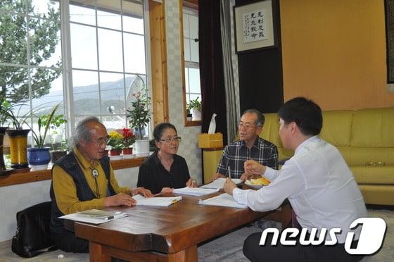 광주평화방송은 5·18 민중항쟁 특집 다큐멘터리 '남매의 일기'를 18일 오후 6시5분부터 55분동안 방송한다. 사진은 연출을 맡은 김선균 기자가 일기의 주인공인 조한유(77)씨와 조한금(70)씨를 인터뷰 하는 모습. /사진제공=광주PBC © News1 