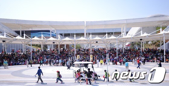 2012 여수세계박람회가 열리고 있는 15일 오후 전남 여수시 덕충동 박람회장 내 엑스포광장에서 관람객들이 공연을 보며 즐거워 하고 있다. 2012.5.15/뉴스1 © News1 박철중 기자